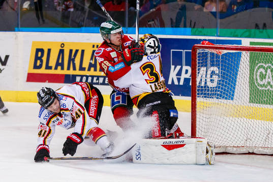 Frölundas Andreas Johnson krockar med Luleås målvakt