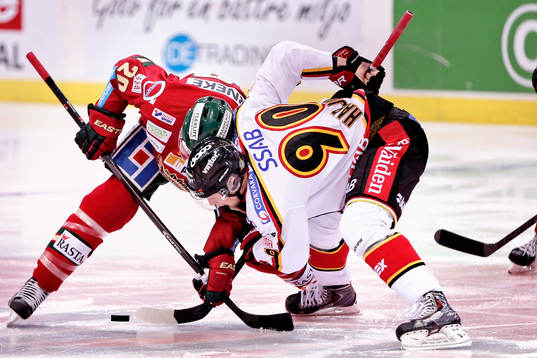 Frölundas Joel Lundqvist och Luleås Johan Harju tekar