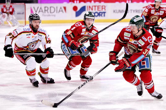 Frölundas Nicklas Lasu (th)