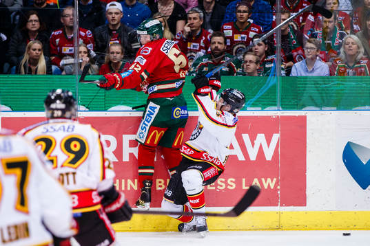 Frölundas Artturi Lehkonen tacklar Luleås Marcus Fagerudd