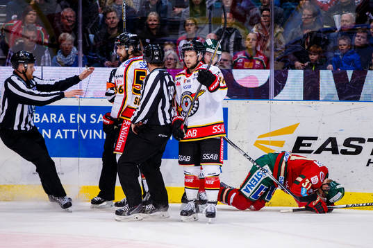 Frölundas Nicklas Lasu ligger skadad på isen