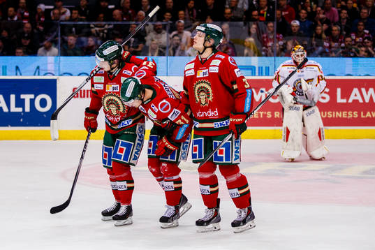 Frölundas Nicklas Lasu får hjälp av isen