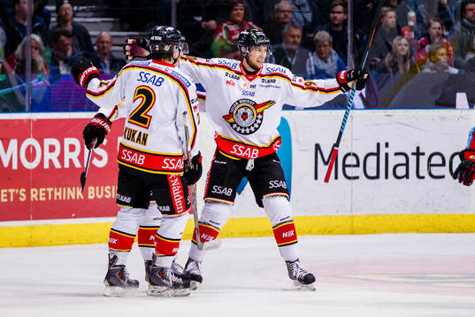 Luleås Dean Kukan och Luleås Johan Harju jublar