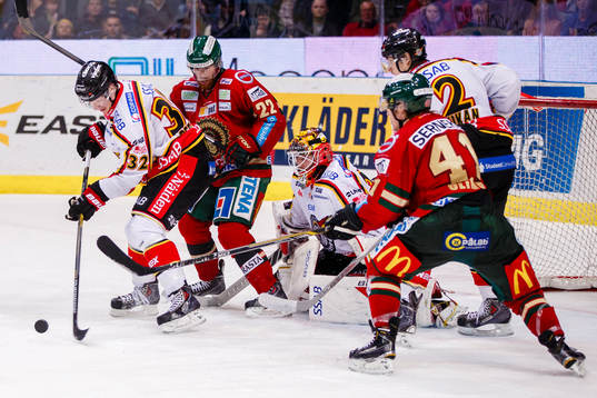 Kamp om pucken framför Luleås målvakt Joel Lassinantti