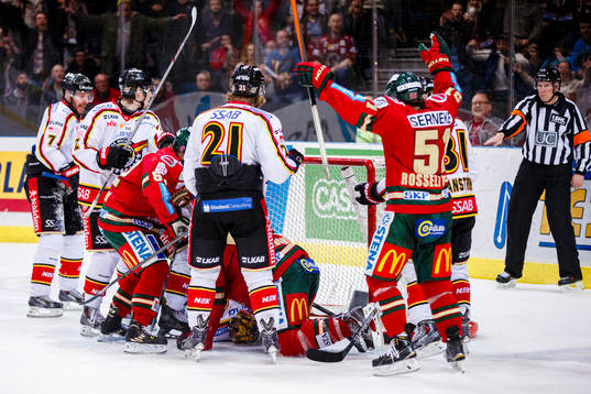 Pucken går i mål och domare Morgan Johansson signalerar