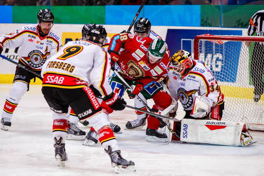 Frölundas Andreas Johnson i kamp om pucken med Luleås Jan