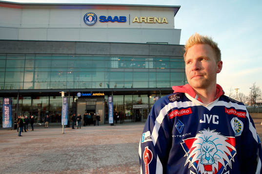 Supporter utanför SAAB Arena