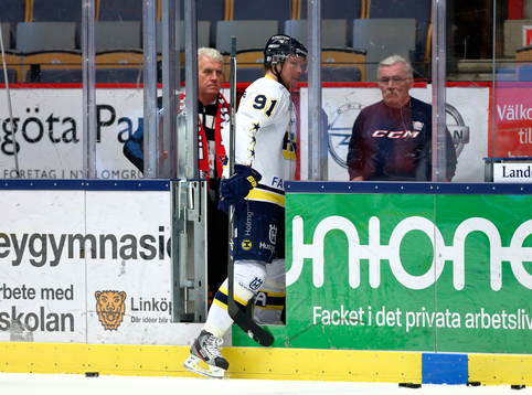 s Andreas Jämtin går av isen