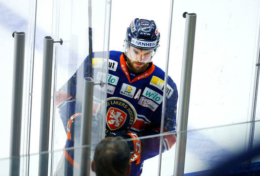 Växjös Noah Welch på väg in i utvisningsbåset