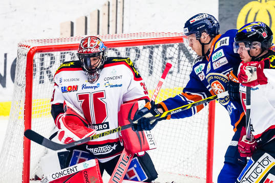 Växjös Nick Johnson oroar framför Örebros målvakt