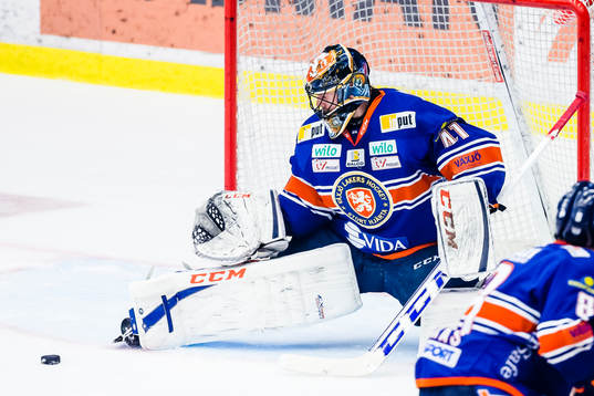 Växjös målvakt Cristopher Nihlstorp styr undan pucken