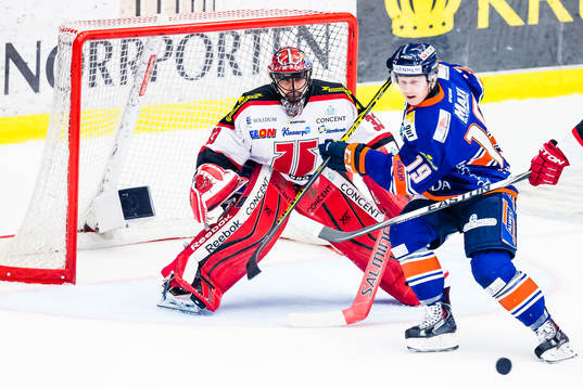 Växjös Tuomas Kiiskinen oroar framför Örebros målvakt