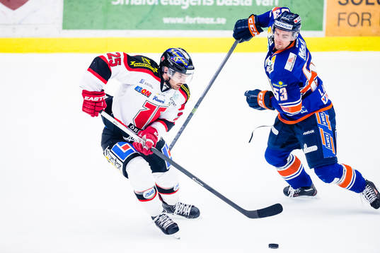 Örebros Martin Johansson jagas av Växjös Eddie Larsson