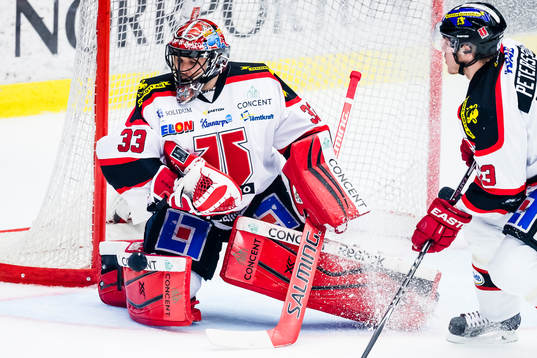 Örebros målvakt Julius Hudacek tappar pucken