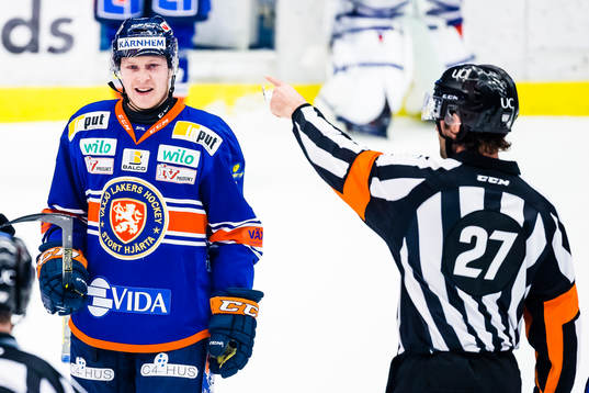 Växjös Tuomas Kiiskinen pratar med Domare Mikael Sjöqvist