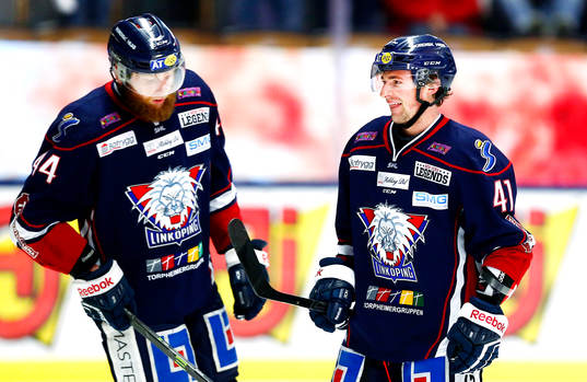 Linköpings Broc Little (th) gör 1-1 och jublar med Jonas
