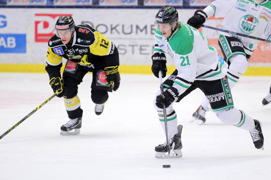 Rögles Emil Molin (h) med puck och Västerås Fredrik