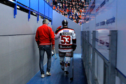 Örebros Bobbo Petersson lämnar isen
