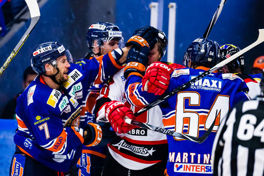 Gruff mellan Växjös Jeff Tambellini, Eric Martinsson och
