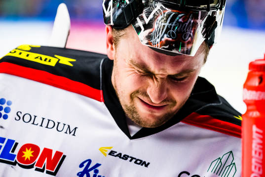 Örebros målvakt Julius Hudacek gör en grimas