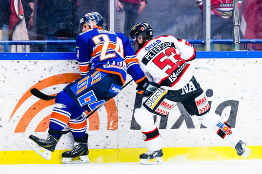 Växjös Jani Lajunen tacklar Örebros Bobbo Petersson