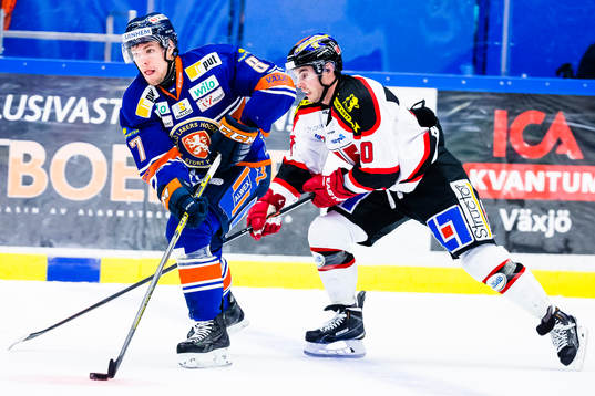Växjös Robert Rosén jagas av Örebros Derek Ryan