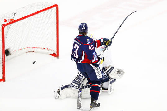 Linköpings Nichlas Hardt ser pucken i målområdet