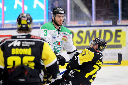 Rögles Almen Bibic tacklar Västerås Linus Svedlund (h)