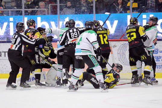 Västerås ovh Rögles spelare i gruff framför Västerås