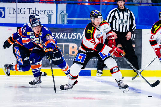 Örebros Johan Motin jagas av Växjös Rhett Rakhshani