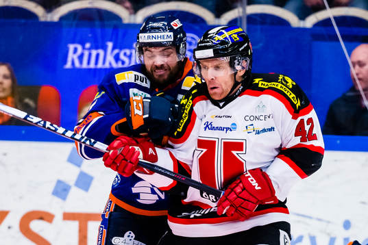 Växjös Noah Welch tacklar Örebros Brian Willsie