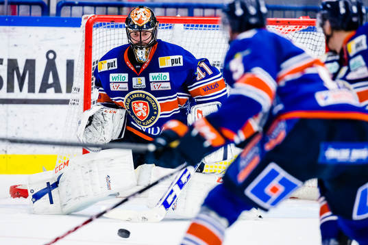 Växjös målvakt Cristopher Nihlstorp fokuserar på pucken