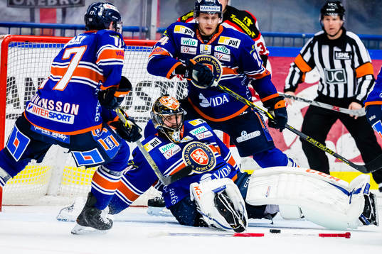 Växjös Alexander Johansson och Jani Lajunen hjälper