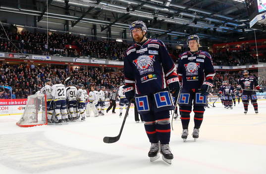 HV71 jublar och Linköpings Nichlas Hardt deppar