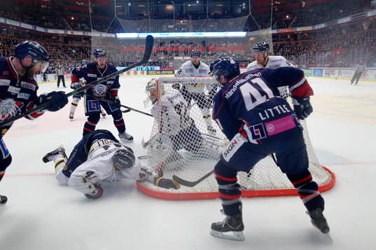 s Chris Campoli med pucken på nätet