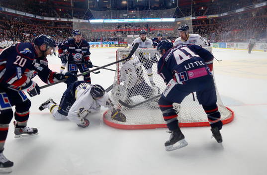 s Chris Campoli med pucken på nätet