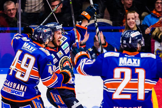 Växjös Jeff Tambellini firars av Rhett Rakhshani och Cory