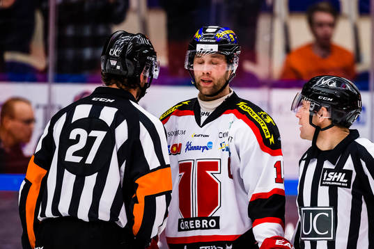 Örebros Henrik Löwdahl pratar med Domare Mikael Sjöqvist