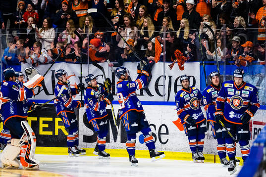Växjös spelare firar framför fansen