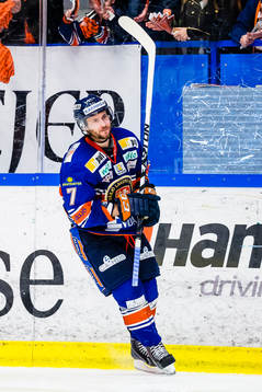 Växjös Jeff Tambellini firar framför fansen