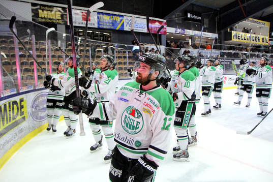 Rögles spelare tackar av supportrarna, närmast i bild