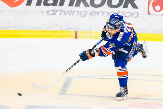 Växjös Jeff Tambellini skjuter mot mål