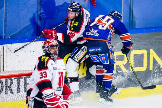 Växjös Patrik Lundh tacklar Örebros Viktor Ekbom