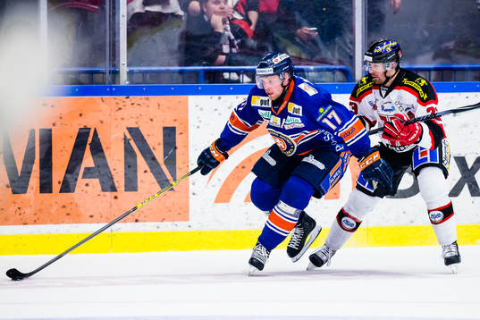 Växjös Alexander Johansson jagas av Örebros Tomas Skogs