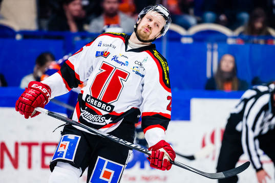 Örebros Marcus Weinstock gör en grimas