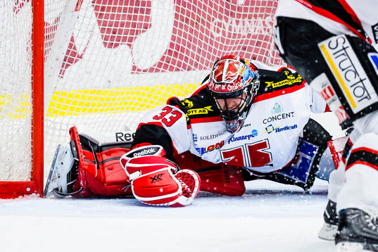 Örebros målvakt Julius Hudacek deppar