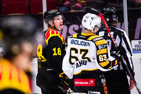 Brynäs Anton Rödin blir utvisad för diving