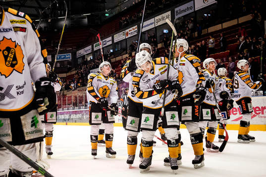 Skellefteås Andrew Calof jublar med lagkamraterna