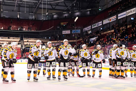 Skellefteås spelare tackar publiken