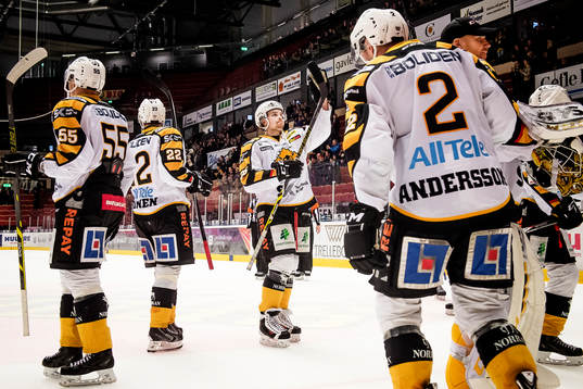 Skellefteås Axel Holmström och lagkamrater tackar publiken